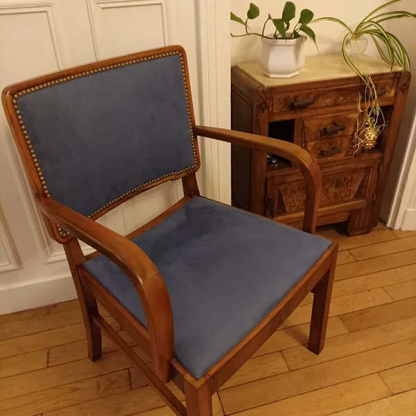 Fauteuil en velours bleu, de trois quarts