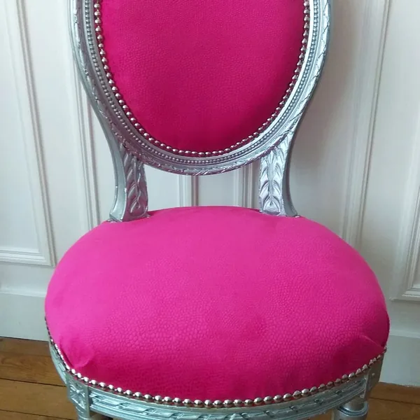 Chaise médaillon fuchsia, de face