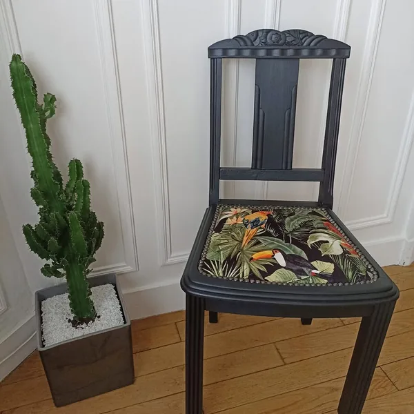 Chaise noire aux perroquets, de face