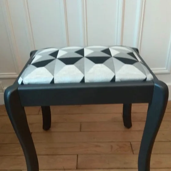 Tabouret de piano, de trois quarts