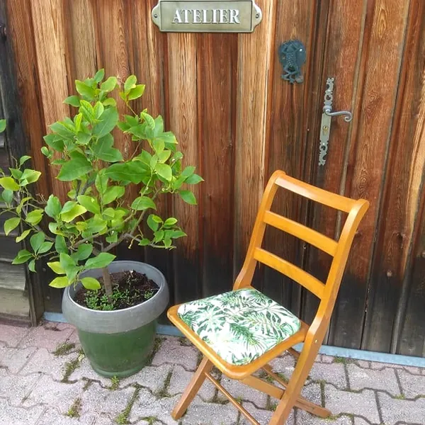 Chaise pliante scandinave, devant la porte de l'atelier