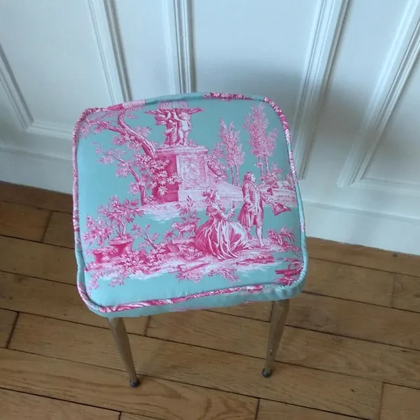 Tabouret en toile de Jouy, vu du dessus
